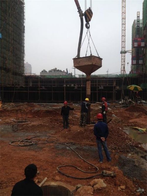 湖南金石基礎(chǔ)工程有限公司,旋挖樁施工,預(yù)應(yīng)力管樁施工,人工挖孔樁施工,沖孔樁施工,長(zhǎng)螺旋灌注樁施工,基坑支護(hù)工程施工,錨桿錨索施工,冠梁、腰梁施工,地基強(qiáng)夯處理工程,廠房及道路地基強(qiáng)夯處理工程,高速公路地基強(qiáng)夯加固處理,物流園港口地坪地基強(qiáng)夯工程,各種綜合市場(chǎng)（3—6房）房屋建筑地基基礎(chǔ)處理,鐵路（含高鐵）路基加固工程,機(jī)場(chǎng)跑道地基加固處理工程