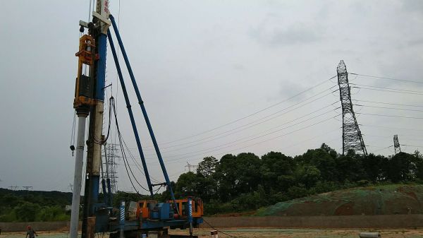 湖南金石基礎(chǔ)工程有限公司,旋挖樁施工,預(yù)應(yīng)力管樁施工,人工挖孔樁施工,沖孔樁施工,長(zhǎng)螺旋灌注樁施工,基坑支護(hù)工程施工,錨桿錨索施工,冠梁、腰梁施工,地基強(qiáng)夯處理工程,廠房及道路地基強(qiáng)夯處理工程,高速公路地基強(qiáng)夯加固處理,物流園港口地坪地基強(qiáng)夯工程,各種綜合市場(chǎng)（3—6房）房屋建筑地基基礎(chǔ)處理,鐵路（含高鐵）路基加固工程,機(jī)場(chǎng)跑道地基加固處理工程