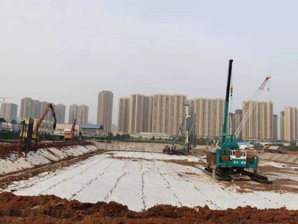 湖南金石基礎(chǔ)工程有限公司,旋挖樁施工,預(yù)應(yīng)力管樁施工,人工挖孔樁施工,沖孔樁施工,長(zhǎng)螺旋灌注樁施工,基坑支護(hù)工程施工,錨桿錨索施工,冠梁、腰梁施工,地基強(qiáng)夯處理工程,廠房及道路地基強(qiáng)夯處理工程,高速公路地基強(qiáng)夯加固處理,物流園港口地坪地基強(qiáng)夯工程,各種綜合市場(chǎng)（3—6房）房屋建筑地基基礎(chǔ)處理,鐵路（含高鐵）路基加固工程,機(jī)場(chǎng)跑道地基加固處理工程